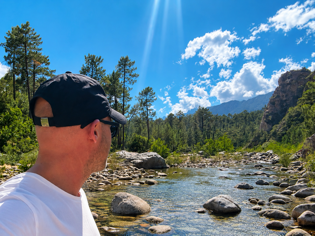 Jens Oliver Barner vor einer Flusslandschaft